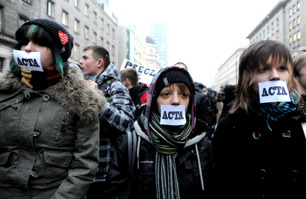Manifestantes en Polonia contra el acuerdo ACTA