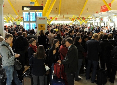 Muchas personas con maletas en el aeropuerto