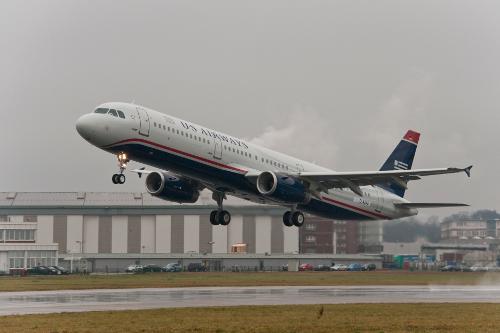 Un avión Airbus A321 de US Airways despegando