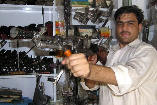 Pakistaní en tienda de armas