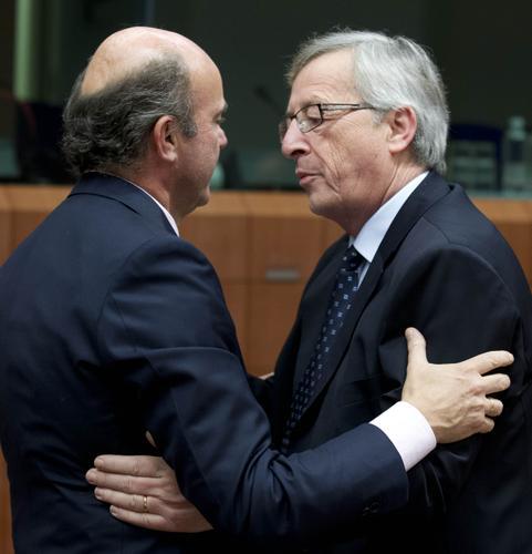 El ministro De Guindos con el pte. del Eurogrupo, Juncker