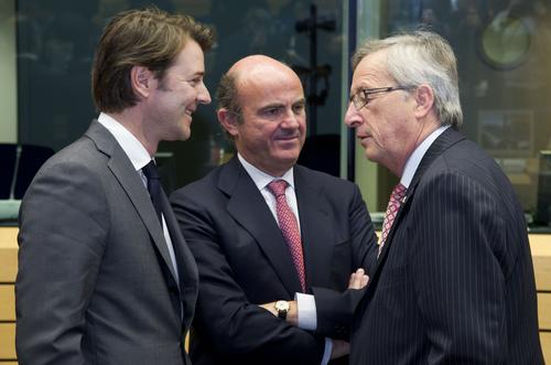 Los ministros de Economía de España y Francia, con el presidente del Eurogrupo