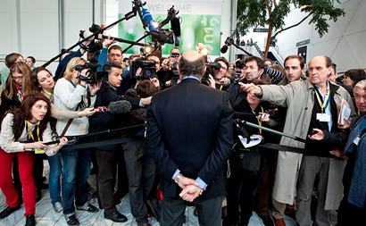 El ministro Luis de Guindos responde a numerosos periodistas europeos