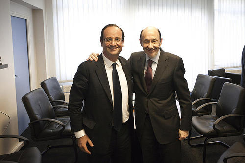Hollande y Rubalcaba posan para los fotógrafos en París