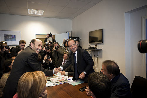 Hollande y Rubalcaba se saludan tras su encuentro en París