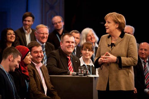 Angela Merkel entre un grupo numeroso de personas
