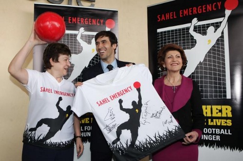 Raul entre dos comisarias muestra la camiseta de la campaña