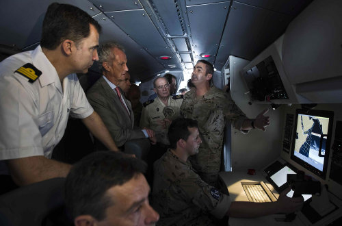 EL Prícipe Felipa, el ministro del Ejército y otros militares observando un cuadro de mandos