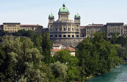 Parlamento suizo entre los árboles