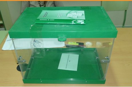 Una urna en un colegio electoral andaluz