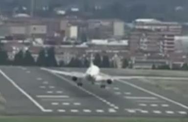 Avión intentando aterrizar con fuerte viento en Bilbao