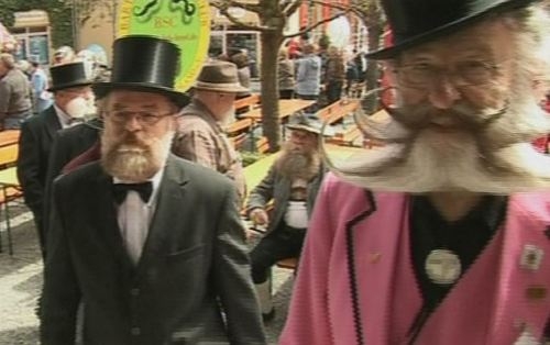 Dos hombres con enormes bigotes en un certamen en Alemania