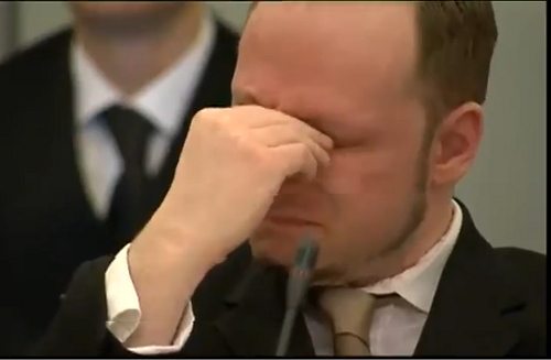 Breivik con la mano en la cara