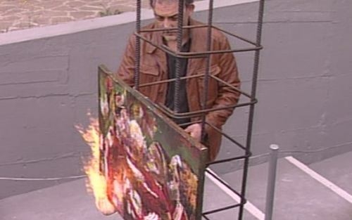 Alfredo Manfredi director museo quemando un cuadro