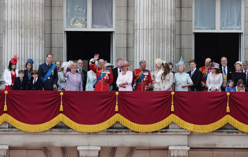 La reina y su familia en el balcón del palacio