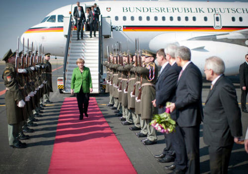 Merkel baja del avión que le llevó a Praga en visita oficial