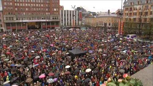 Miles de personas cantan contra Breivik en Oslo