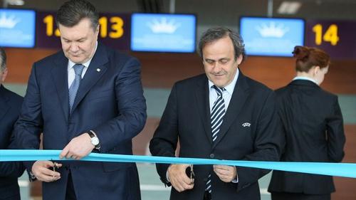 El presidente de Ucrania y el de la UEFA inauguran terminal de aeropuerto de Lviv