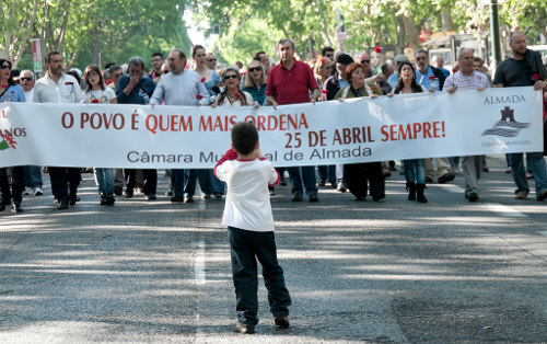 Pancarta manifestación, que dice:El pueblo es el que más manda