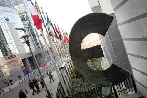 Banderas nacionales y símbolo del euro en el Parlamento Europeo