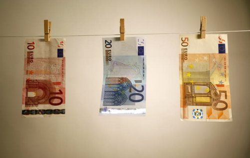 Billetes de euro colgados en una cuerda de tender