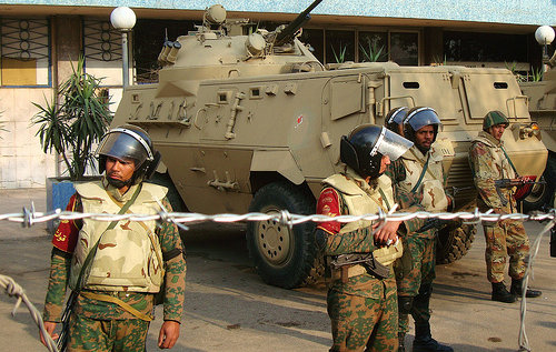 Militares con un carro de combate vigilan