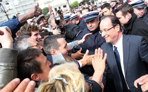 François Hollande saludando a muchas personas