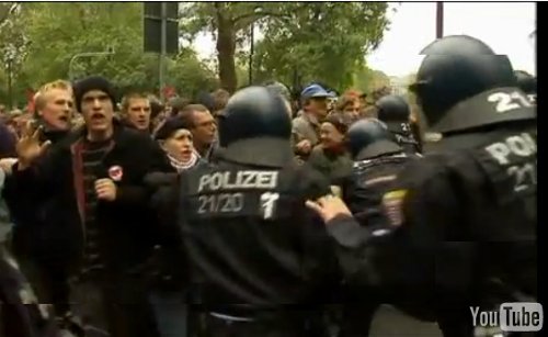 Empujones entre la policía y manifestantes