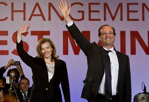 Valérie Trierweiler y François Hollande saludan en un mitin