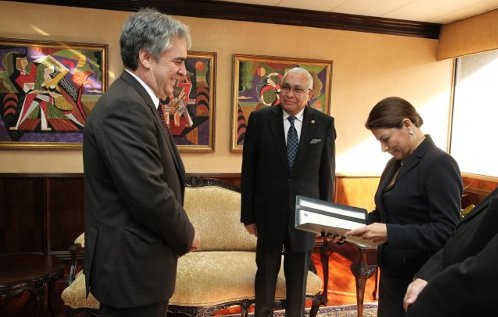 La presidenta de Costa Rica examina las cartas credenciales de Javier Sandomingo