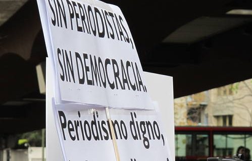 Una pancarta en la que se lee «Sin periodistas, Sin democracia, Periodismo digno» 