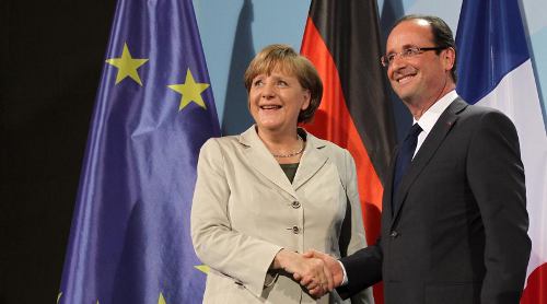 Apretón de manos de Merkel y Hollande ante los fotógrafos