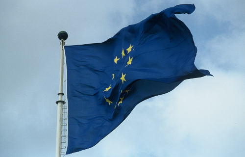 Bandera de la UE ondeando