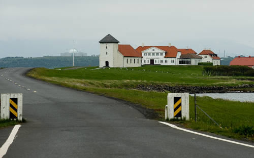 Residencia del presidente de Islandia junto a un lago