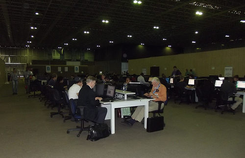 Centro de prensa, mesas ordenadores y periodistas escribiendo