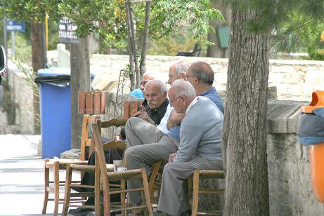 Ciudadanos chipriotas toman café en la calle