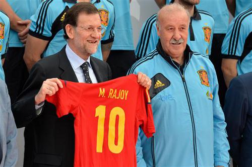 Rajoy con una camiseta de la Roja, junto a Del Bosque
