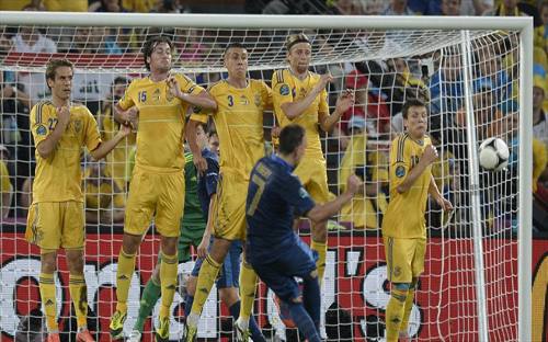 El jugador francés Ribery lanza una falta ante Ucrania