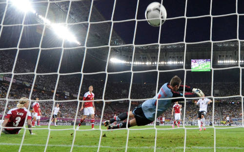 Podolski marca el primer gol de Alemania ante Dinamarca