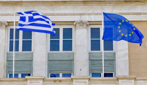 Banderas de Grecia y de la UE en Atenas