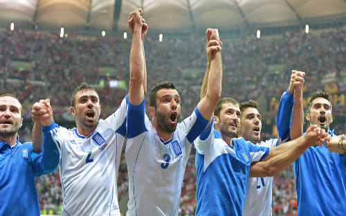 Jugadores griegos eufóricos al final del partido en Varsovia