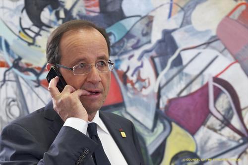 Hollande habla por teléfono en una pausa del Consejo Europeo