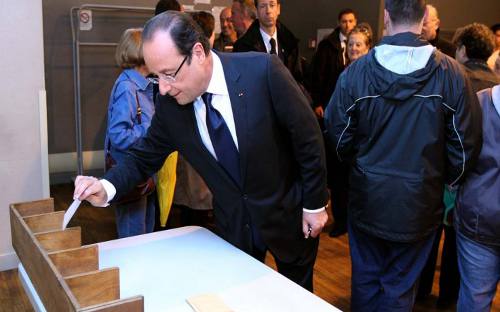 Hollande buscando una papeleta para votar en Tulle (Francia)