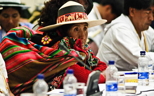 Una mujer indígena participa en un congreso en Colombia