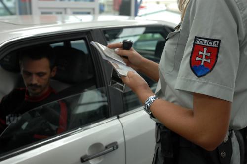 Control de pasaportes en un paso fronterizo de Eslovaquia
