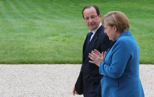 Hollande y Merkel conversan en París antes de la cumbre europea