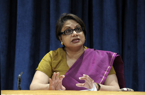 Radhika Coomaraswamy con sari hablando en la ONU