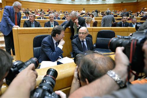  Rajoy y Montoro, en el Senado, captan la atención de los fotógrafos