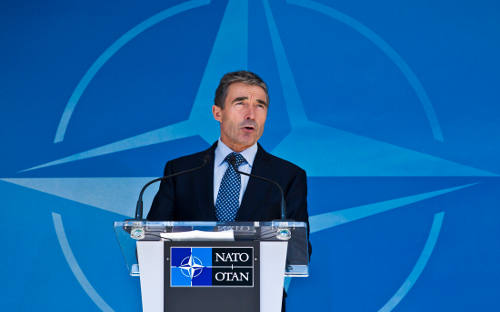 Secretario General de la OTAN en el atril dando conferencia de prensa