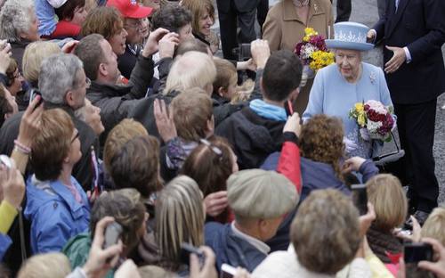 Isabel II saluda a la multitud en Enniskillen (Irlanda del Norte)